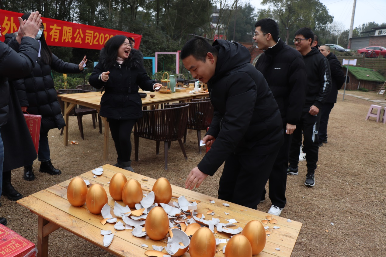 稳顾雨棚年会砸金蛋